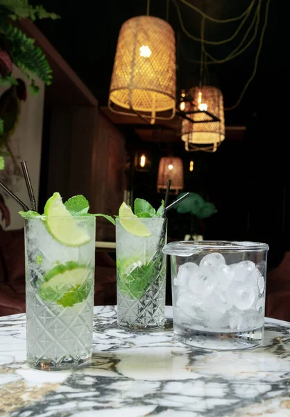 Cocktail Gin Tonic Mojito Glas Met Munt Ijs Limoen Tropische — Stockfoto