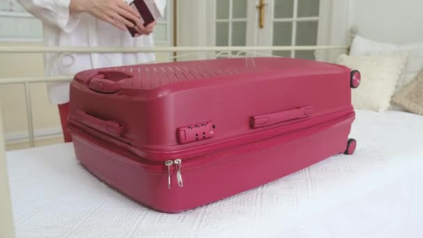 Une Femme Ouvre Sur Lit Une Grande Valise Rose Avec — Video