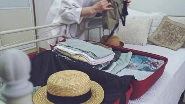 Dişi Giysilerini Seyahat Için Pembe Büyük Valize Koyar — Stok video
