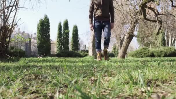Hombre Caminando Botas Amarillas Con Flores Flor Primavera Adhesivo Médico — Vídeos de Stock