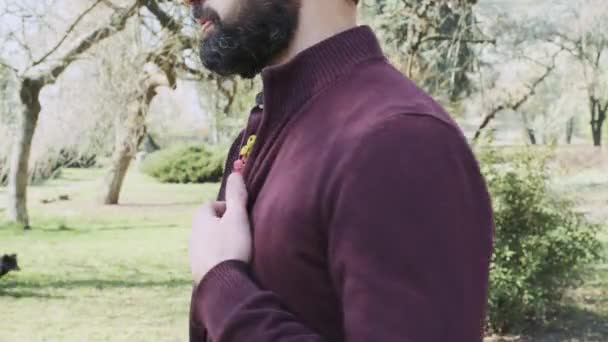 Man Membuka Jaket Dan Menunjukkan Bunga Mekar Musim Semi Dan — Stok Video