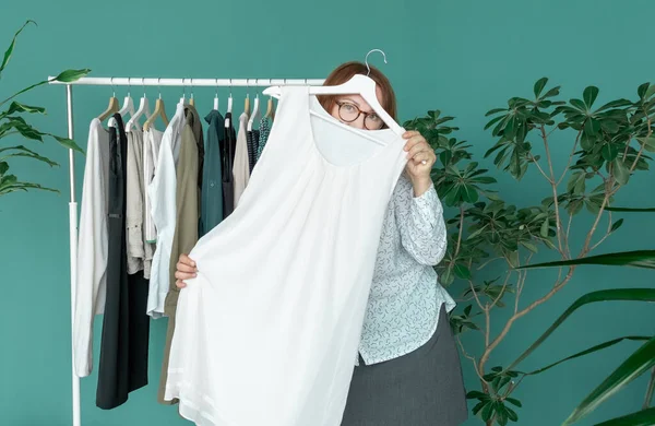 Mulher Meia Idade Faz Compras Olha Para Novo Vestido Perto — Fotografia de Stock