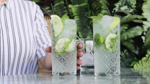 Person Dricker Cocktail Gin Tonic Eller Mojito Med Gin Mynta — Stockvideo