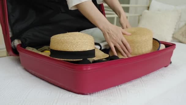 Vrouwelijke Hand Verpakt Kleding Roze Grote Koffer Voor Reizen — Stockvideo