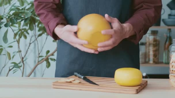 Mãos Homem Cortar Queijo Holandês Inteiro Edam Queijo Cabra Cozinha — Vídeo de Stock