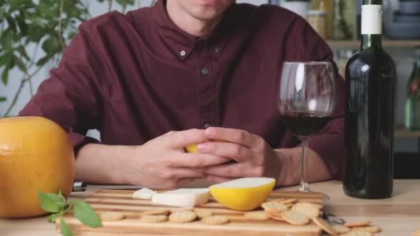 Männerhände Halten Scheibe Holländischen Käses Und Glas Mit Rotwein — Stockvideo