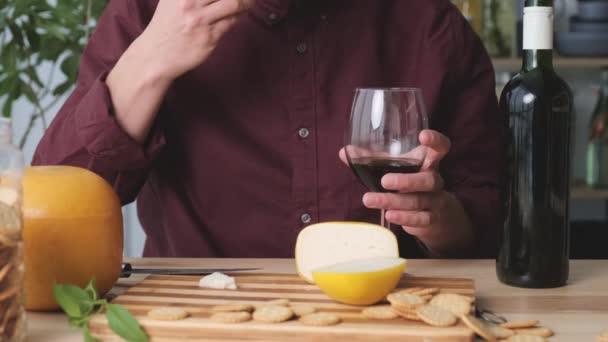 Las Manos Del Hombre Sostienen Rebanada Queso Holandés Vaso Con — Vídeo de stock