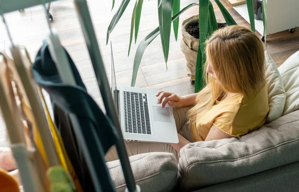 Жінка Блондинка Середнього Віку Сидить Дивані Спілкується Онлайн Допомогою Laptop — стокове фото