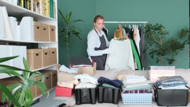 Женщина Упаковывает Коробки Одежду Продукты Благотворительности Донорства — стоковое видео
