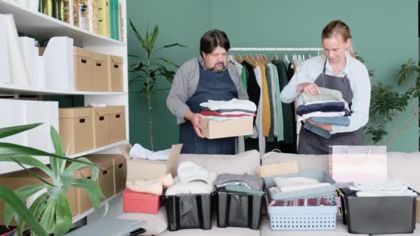 Mężczyźni Kobiety Pakują Pudełka Ubrania Produkty Cele Charytatywne Darowizny — Wideo stockowe