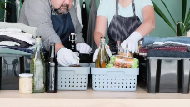 Män Och Kvinnor Packar Lådor Kläder Och Produkter För Välgörenhet — Stockvideo