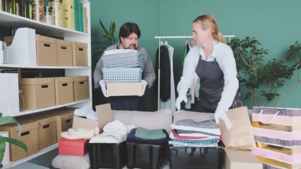 Män Och Kvinnor Packar Lådor Kläder Och Produkter För Välgörenhet — Stockvideo