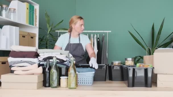 Mannen Vrouw Verpakt Dozen Kleding Producten Voor Liefdadigheid Donatie — Stockvideo