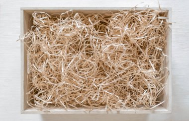 Beyaz arka planda şarap için saklama kutusuna saman koy, teslimat servisi.