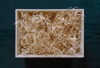 Mavi arka planda şarap için saklama kutusuna saman koy, teslimat servisi.