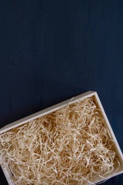 Mavi arka planda şarap için saklama kutusuna saman koy, teslimat servisi.