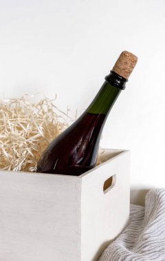 Saman depoya ve beyaz arka planda bir şişe şarap, teslimat servisi..