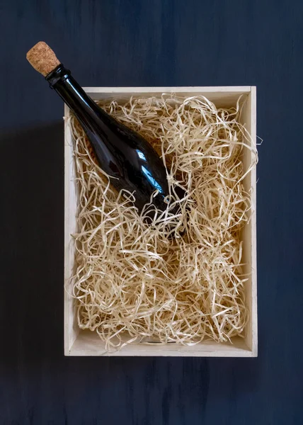 Paglia Scatola Stoccaggio Con Bottiglia Vino Sullo Sfondo Legno Blu — Foto Stock