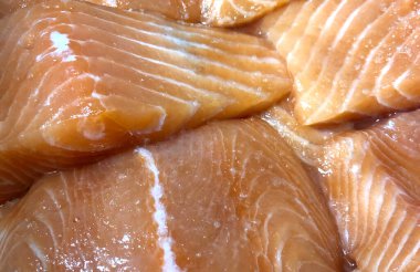 Bir sürü somon dilimi, Mutlu Uluslararası Poke Günü 'nde balık arkaplanı..