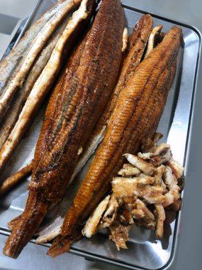 Üst manzara, tütsülenmiş yılan balığı, Mutlu Uluslararası Poke Günü 'nde balık geçmişi..