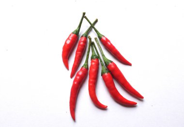 Kırmızı kırmızı biber grubu beyaz arka planda izole edilir.