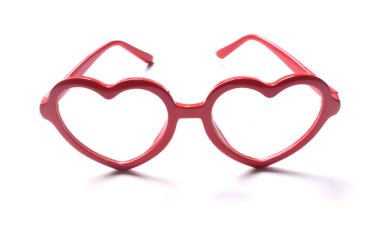 Üst ve düz yatıyordu Kırmızı plastik güneş gözlükleri beyaz arkaplanda izole