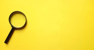 Üst ve düz büyüteç, sarı zemin üzerinde izole edilmiş.