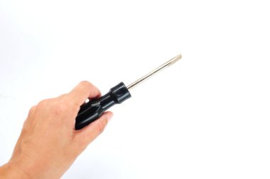  Siyah tornavida tutan adam beyaz arka planda izole edildi. Mekanik aletler konsepti.