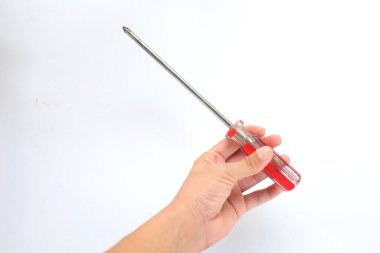 Üst görüşlü adam elinde kırmızı tornavida ile beyaz arka planda izole edildi. Mekanik aletler konsepti.