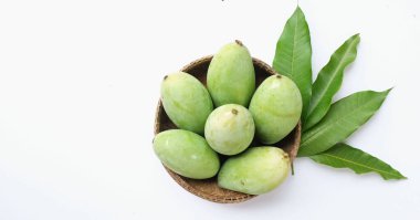 Üst görünüm taze organik (Barracuda) mango meyvesi hasır ve beyaz arkaplanda yapraklar. Tayland 'da tropik meyve.