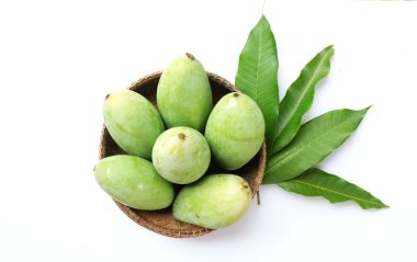 Üst görünüm taze organik (Barracuda) mango meyvesi hasır ve beyaz arkaplanda yapraklar. Tayland 'da tropik meyve.