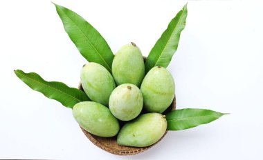 Üst görünüm taze organik (Barracuda) mango meyvesi hasır ve beyaz arkaplanda yapraklar. Tayland 'da tropik meyve.