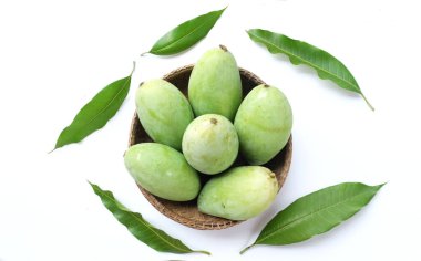 Üst görünüm taze organik (Barracuda) mango meyvesi hasır ve beyaz arkaplanda yapraklar. Tayland 'da tropik meyve.