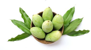 Üst görünüm taze organik (Barracuda) mango meyvesi hasır ve beyaz arkaplanda yapraklar. Tayland 'da tropik meyve.