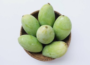 Beyaz arka planda taze organik (Barracuda) mango meyveleri vardı. Tayland 'da tropik meyve.