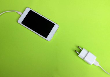 Smartphone 'u kopyala Charger ile yeşil arkaplanda bağlantı kurar.