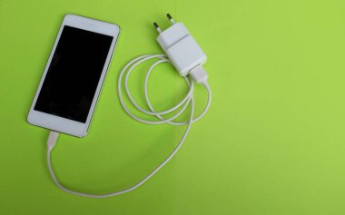 Smartphone Çevrimiçi Arkaplanda Charger ile Bağlantıları Kapat.