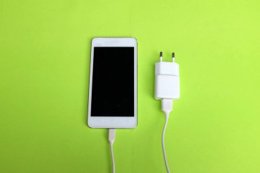 Smartphone Çevrimiçi Arkaplanda Charger ile Bağlantıları Kapat.