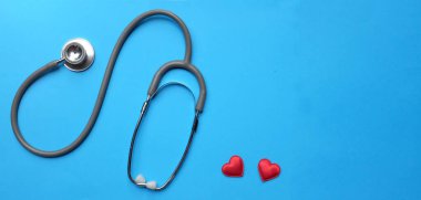 Üst görünüm Metin Mutlu Doktorlar Günü steteskop ve mavi siyah zemin üzerinde kırmızı kumaş kalp ile