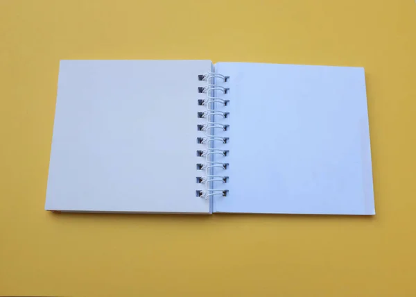 Horní Pohled Byt Ležel Prázdný Prázdný Otevřený Bílý Spirálový Notepad — Stock fotografie