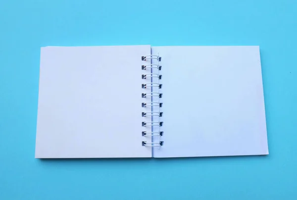 Prázdné Prázdné Prázdné Otevřené Bílé Spirály Notepad Izolovat Modrém Pozadí — Stock fotografie