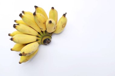 Taze sarı olgun küçük muzlar beyaz bir arka planda izole edilmiş tatlı muzlar.