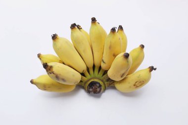 Üst ve düz bir demet taze sarı olgun küçük muzlar beyaz bir zemin üzerinde tatlı izole yatar.