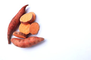 Bir grup taze pembe tatlı patates ve beyaz arka planda izole edilmiş..