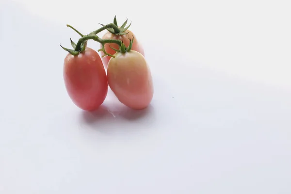 Kopieer Ruimte Drie Een Kleine Frisse Roze Tomaat Een Witte — Stockfoto