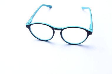 Üst görünüm Modern yuvarlak siyah göz gözlükleri beyaz arkaplanda izole