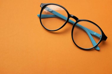 Siyah Gözlük Gözlüğü 'nü kopyala Turuncu Arkaplanda izole et