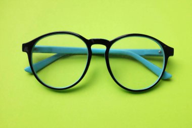 Üst ve düz siyah gözlük yuvarlak uzanır yeşil arka planda izole