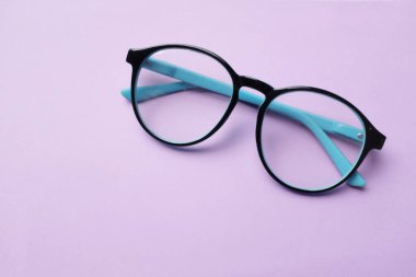 Siyah Göz Gözlüğü 'nü kopyala Mor Pastel Arka plan' da izole et