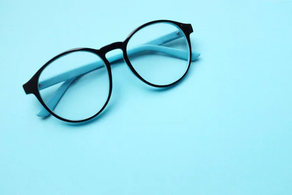 Copiar Espaço Redondo Óculos Olho Preto Isolado Fundo Azul — Fotografia de Stock